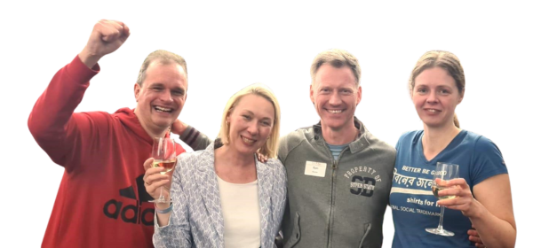 Ulrike Wolf mit ihrer Peergroup: alle lachen in die Kamera