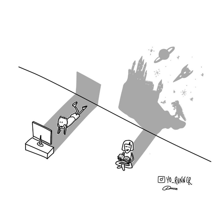 Ein Kind schaut fern, ein anderes liest ein Buch. Der Schatten an der Wand, zeigt wie viel sich das Kind, das liest, vorstellt. 