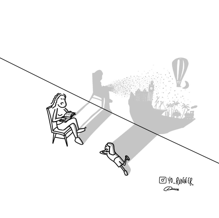 Eine Frau liest einem Kind vor. Der Schatten an der Wand, zeigt wie viel sich das Kind vorstellt.