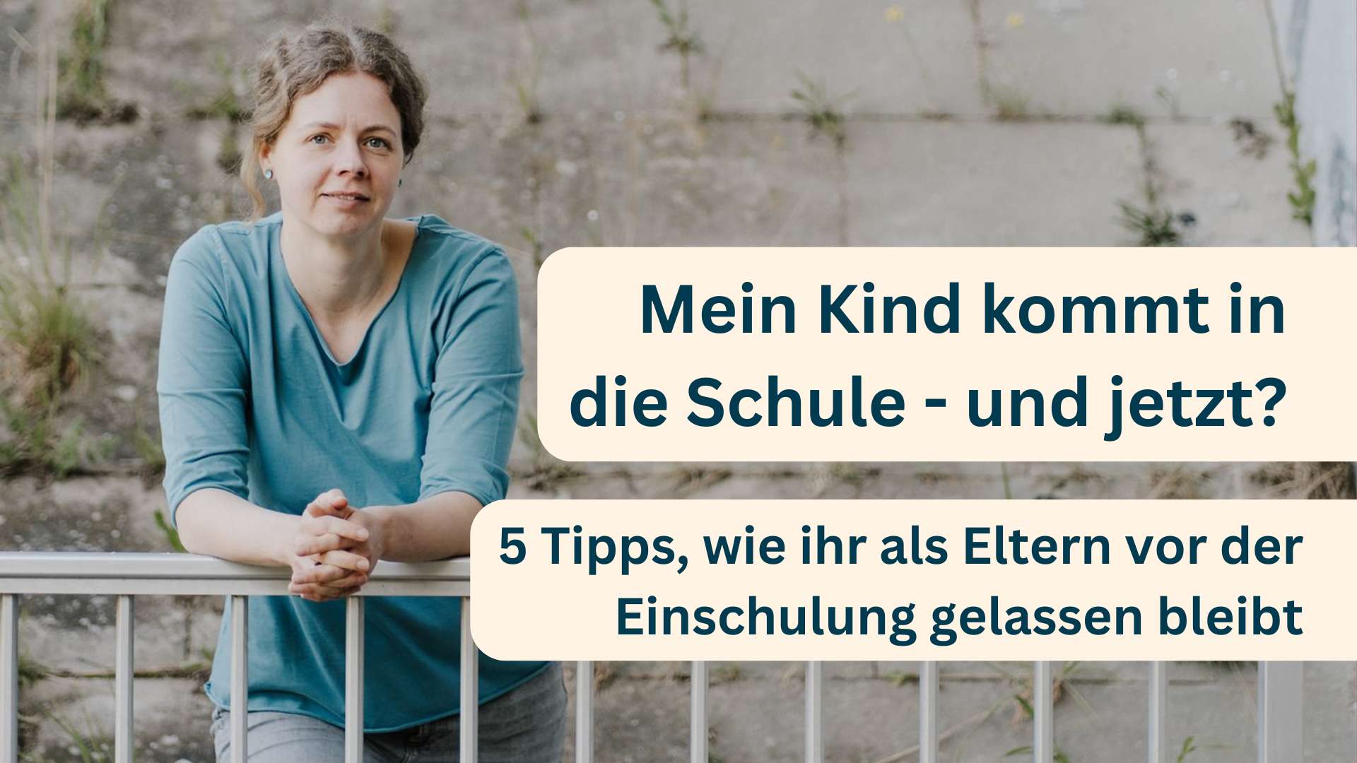 Ulrike stützt sich auf ein Geländer und blickt in die Kamera.