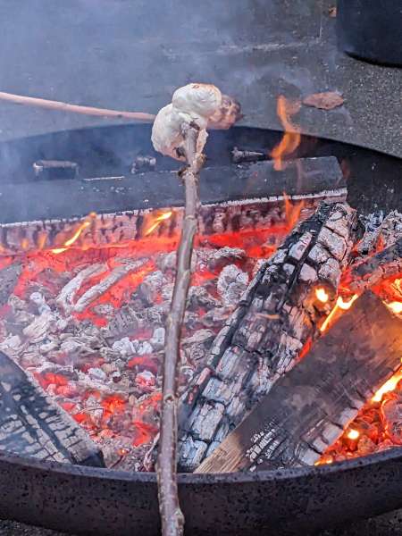 Stockbrot backen über der Feuerschale