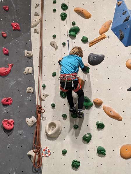 Kind an Kletterwand