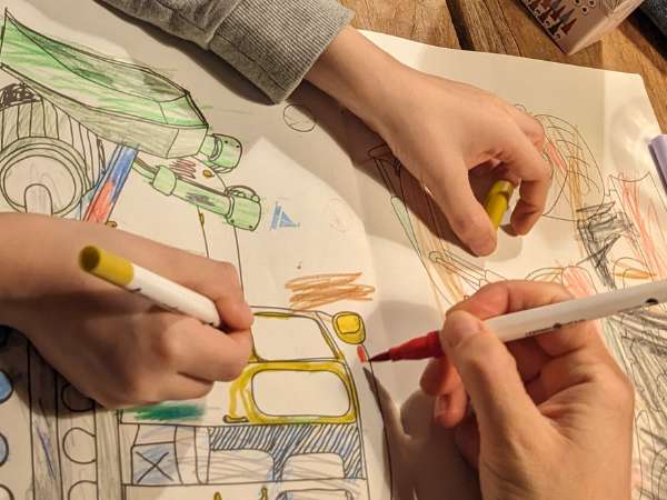 Zwei Menschen und ein Ausmalbild