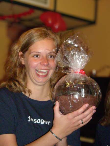 Ulrike Wolf mit einem Schokopudding-Geschenk.