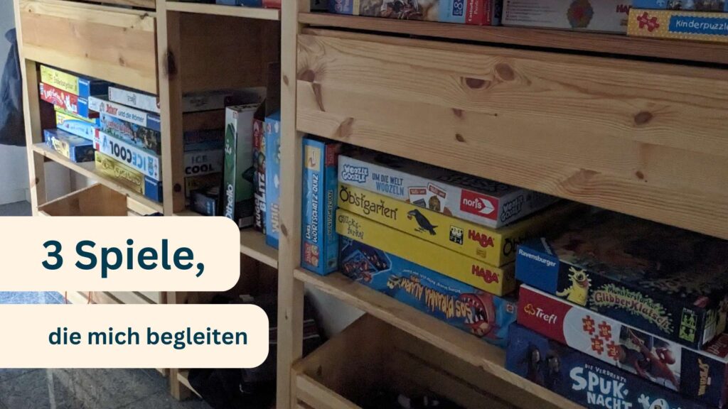 Ein Holzregal, das mit vielen Gesellschaftsspielen gefüllt ist. Aufschrift: 3 Spiele, die mich begleiten.
