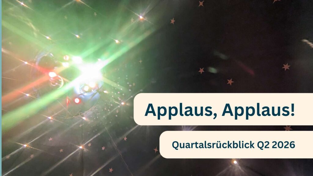 Dach eines Zirkuszeltes von innen mit Lampen. Aufschrift: Applaus, Applaus! Quartalsrückblick Q2/2026