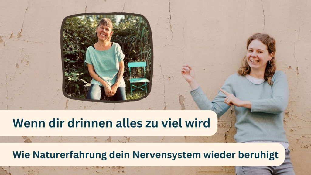 Frau steht vor einer hellen Hauswand und zeigt auf das Bild einer anderen Frau. Aufschrift: Wenn dir drinnen alles zu viel wird. Wie Naturerfahrung dein Nervensystem wieder beruhigt.