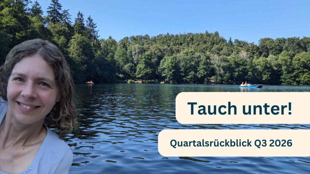 Das Pulvermaar im Hintergrund, Ulrike im Vordergrund. Aufschrift: Tauch unter! QuartalsrĂŒckblick Q3 2026