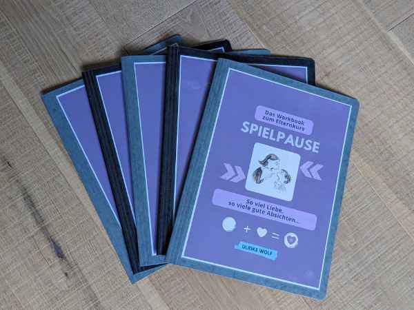 5 Exemplare vom ausgdruckten Workbook für den Eltern-Kurs Spielpause.