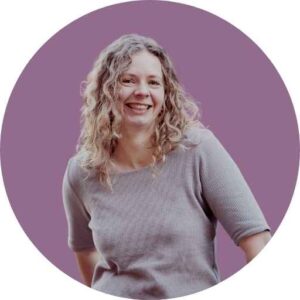 Elterncoach Ulrike Wolf vor lila Hintergrund